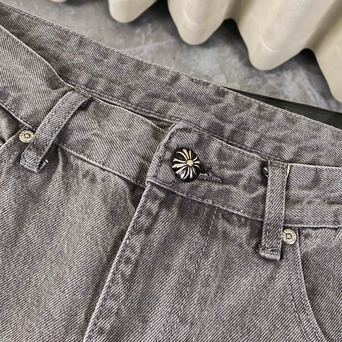🅿️280 Chrome Hearts 24SS official website limited purple cow spray-painted graffiti patchwork leather jeans!  🛍️As an Online limited edition, it attracted a lot of attention as soon as it debuted. The black and purple cross-stitched leather design brings a cool and mysterious atmosphere, and every stitching shows a unique taste. The limited edition graffiti spray painting is casual and bold, just like wearing street art on your body, and you will never miss it when walking on the road.  Straight and loose fit, suitable for various body shapes, casual and cool online. Genderless design, both boys and girls can easily control it, easily create a super trendy feeling, and directly maximize the fashion expression!  Black and gray color 🔘, low-key but with hidden edge, perfect for versatility, whether paired with a simple white T-shirt or a personalized printed top, it can make you the focus of the street.  Size covers M-XXL (corresponding to sizes 30-36)